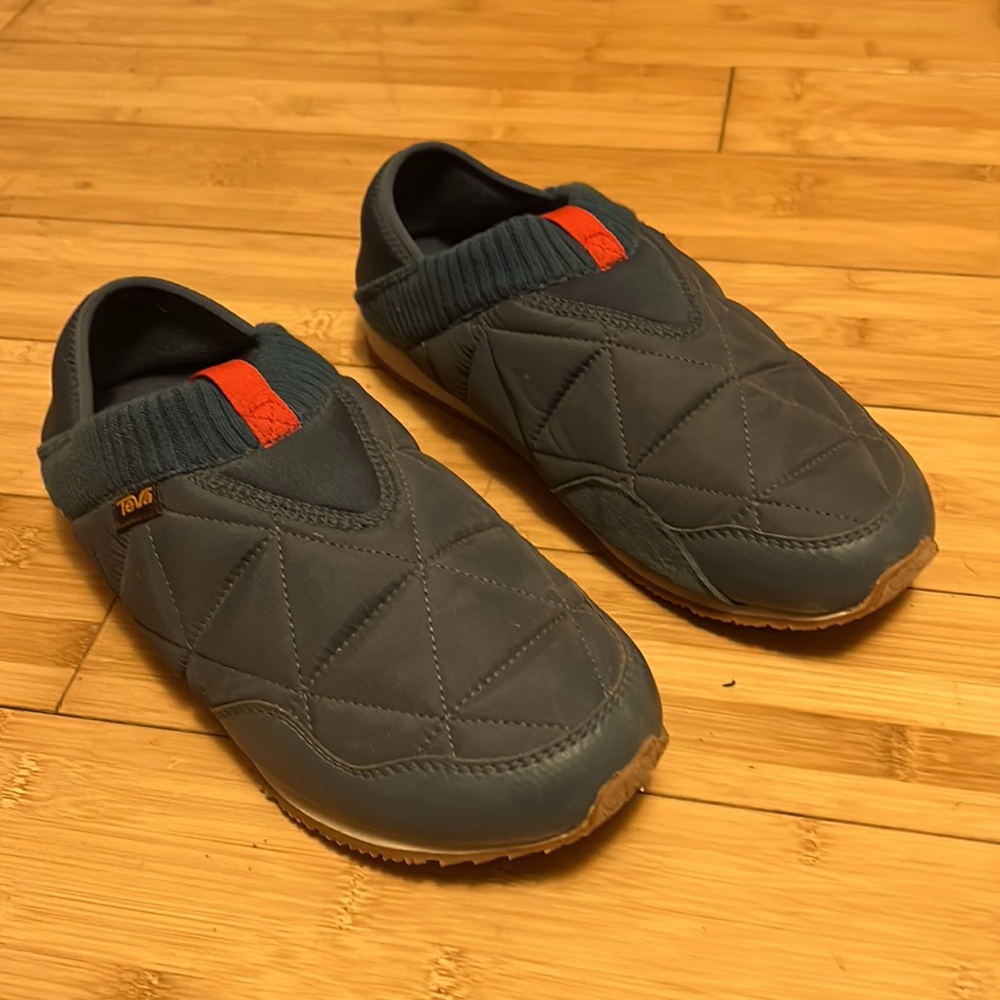 Teva ember slip ons. Men’s size 8 or women’s size 9
